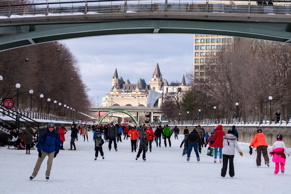 Which are the famous spots for ice skating in Ottawa?