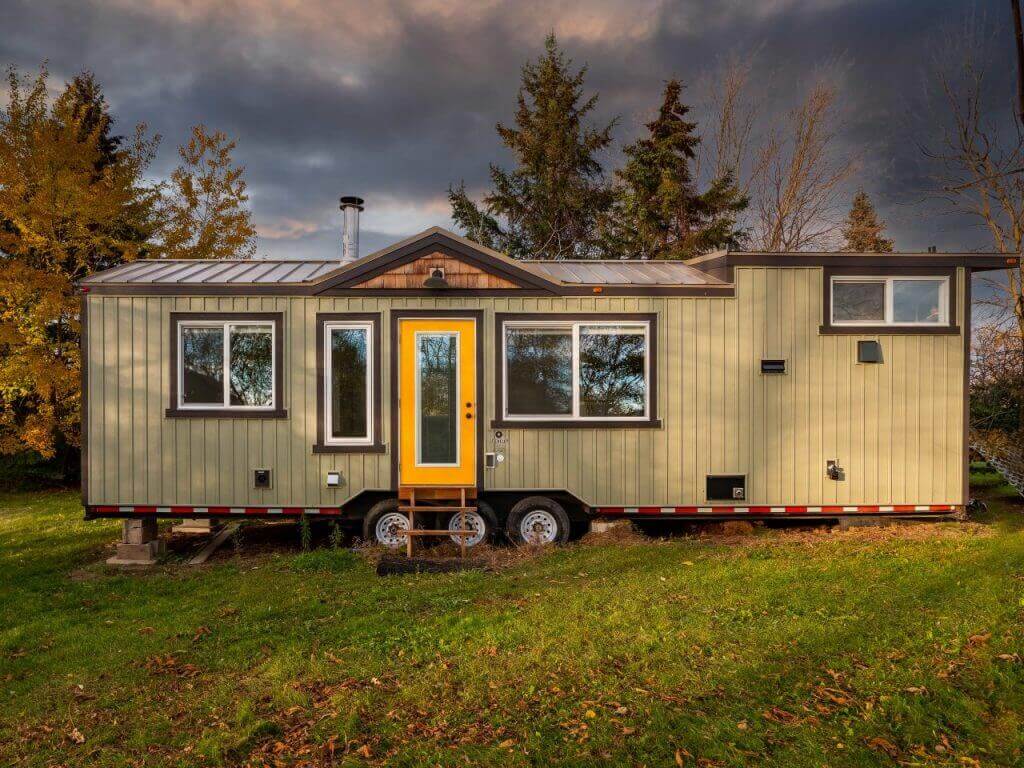 Cosy House on Wheels in Grimsby, Ontario